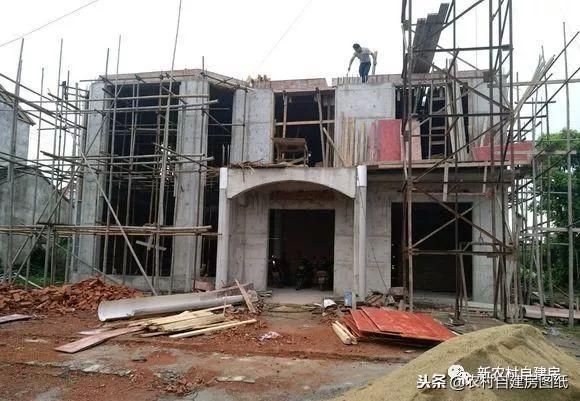 江蘇小伙回農(nóng)村自建別墅，包工包料每瓶1200，村里還有花海、草坪！