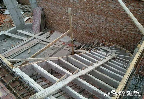 江蘇小伙回農(nóng)村自建別墅，包工包料每瓶1200，村里還有花海、草坪！