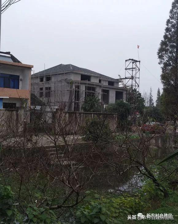 江蘇小伙回農(nóng)村自建別墅，包工包料每瓶1200，村里還有花海、草坪！