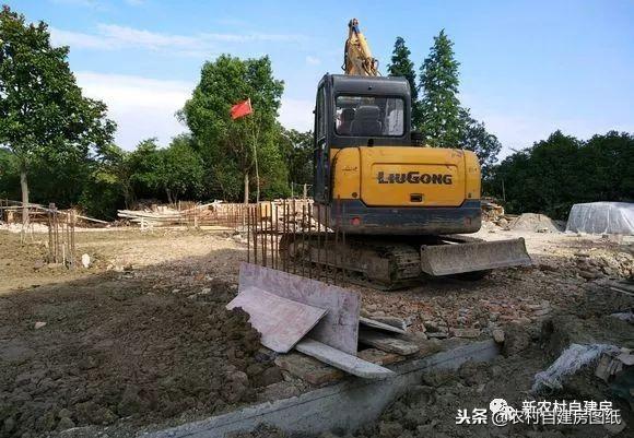 江蘇小伙回農(nóng)村自建別墅，包工包料每瓶1200，村里還有花海、草坪！