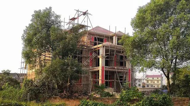 農(nóng)村孝子彗星修建三層別墅，父親生病母親監(jiān)工，主體70萬(wàn)建成，凝聚著一家人的愛(ài)