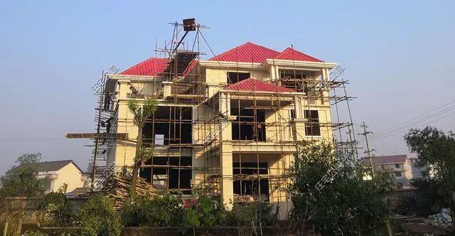 農(nóng)村孝子彗星修建三層別墅，父親生病母親監(jiān)工，主體70萬(wàn)建成，凝聚著一家人的愛(ài)