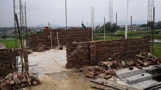 農(nóng)村孝子彗星修建三層別墅，父親生病母親監(jiān)工，主體70萬(wàn)建成，凝聚著一家人的愛(ài)