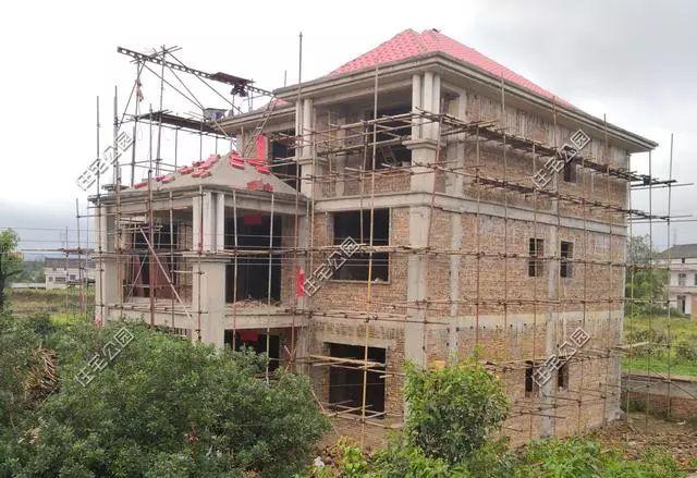農(nóng)村孝子彗星修建三層別墅，父親生病母親監(jiān)工，主體70萬(wàn)建成，凝聚著一家人的愛(ài)
