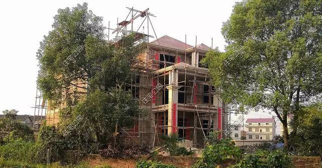 農(nóng)村孝子彗星修建三層別墅，父親生病母親監(jiān)工，主體70萬(wàn)建成，凝聚著一家人的愛(ài)