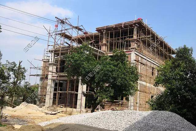 農(nóng)村孝子彗星修建三層別墅，父親生病母親監(jiān)工，主體70萬(wàn)建成，凝聚著一家人的愛(ài)