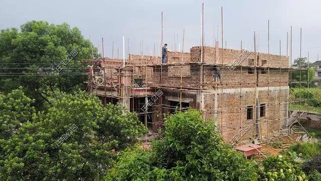 農(nóng)村孝子彗星修建三層別墅，父親生病母親監(jiān)工，主體70萬(wàn)建成，凝聚著一家人的愛(ài)