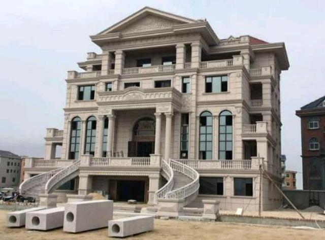 聽說這樣的農(nóng)村別墅在福建省非常普通，簡裝接地氣，樓梯有檔次！