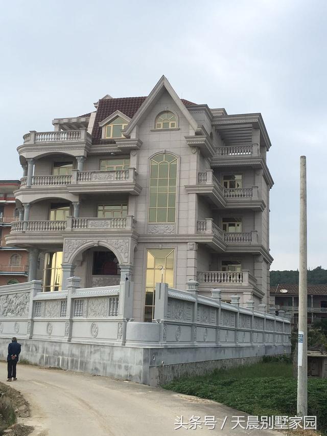 聽說這樣的農(nóng)村別墅在福建省非常普通，簡裝接地氣，樓梯有檔次！