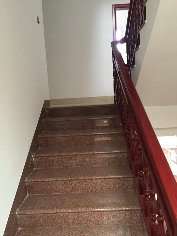 聽說這樣的農(nóng)村別墅在福建省非常普通，簡裝接地氣，樓梯有檔次！