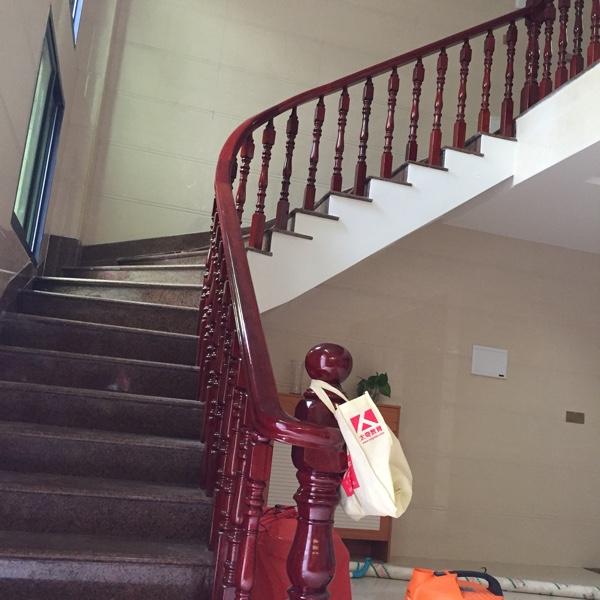 聽說這樣的農(nóng)村別墅在福建省非常普通，簡裝接地氣，樓梯有檔次！