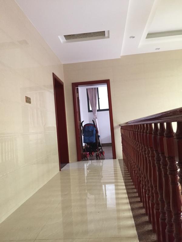 聽說這樣的農(nóng)村別墅在福建省非常普通，簡裝接地氣，樓梯有檔次！