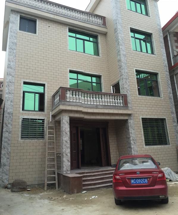 聽說這樣的農(nóng)村別墅在福建省非常普通，簡裝接地氣，樓梯有檔次！