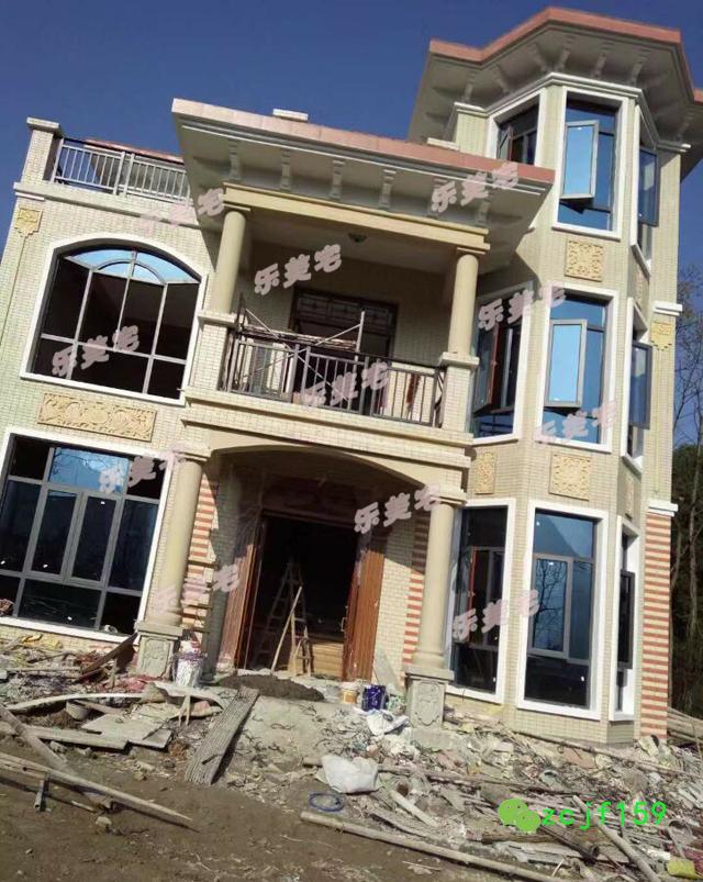 實拍農(nóng)村三層自建房設(shè)計效果圖，色彩搭配溫馨靚麗