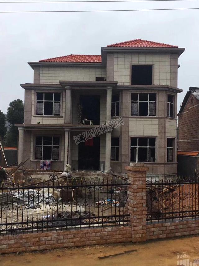 經(jīng)典氣派農(nóng)村別墅設(shè)計圖，13.1X11.4米，提高了居住的安全舒適性