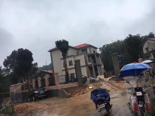 經(jīng)典氣派農(nóng)村別墅設(shè)計圖，13.1X11.4米，提高了居住的安全舒適性