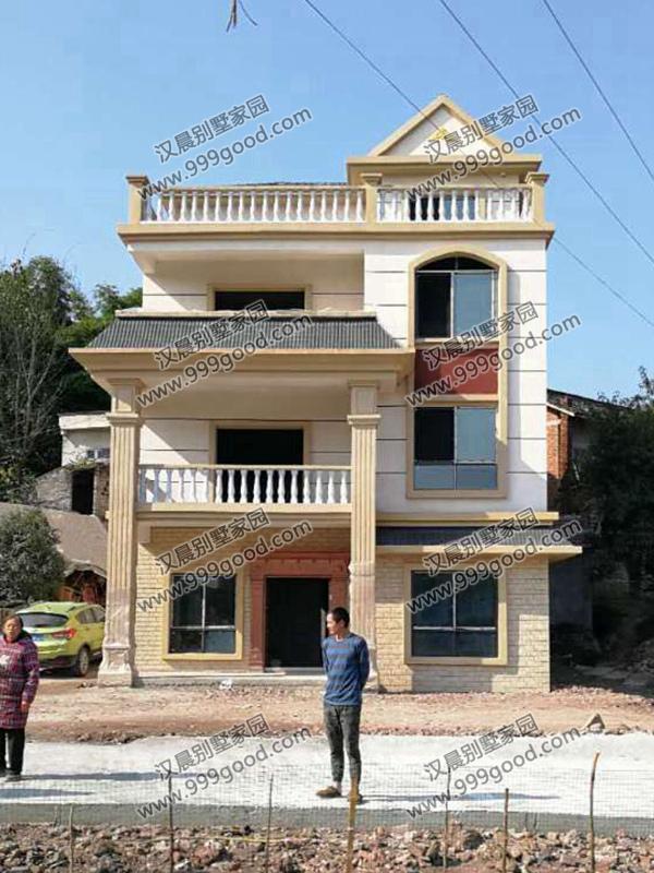 一側無窗的農村四層別墅設計圖，帶車庫和大露臺，漂亮極了。