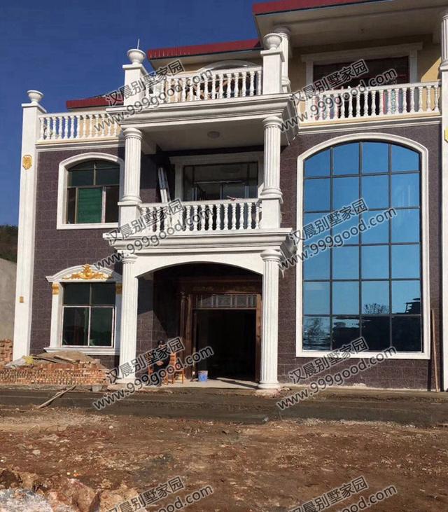 占地131平三層農(nóng)村自建房，兩種外觀配色方案，無論哪種都是不易過時。