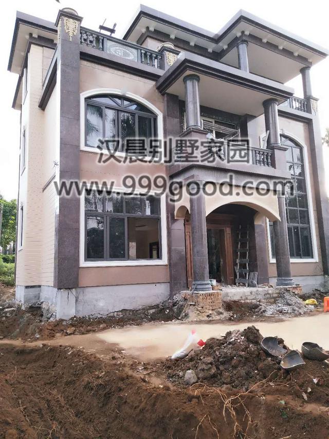 占地131平三層農(nóng)村自建房，兩種外觀配色方案，無論哪種都是不易過時。