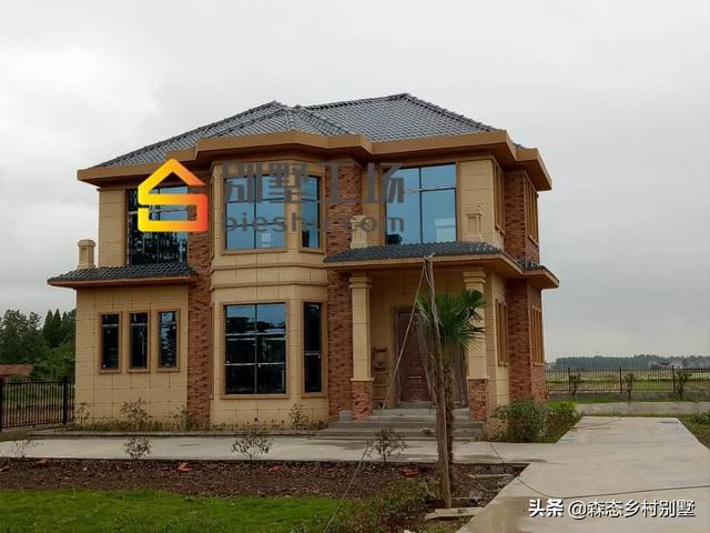 經(jīng)典農(nóng)村二層歐式小樓設(shè)計(jì)圖，外觀大氣，內(nèi)部實(shí)用，四種內(nèi)布局設(shè)計(jì)方案任你挑選。