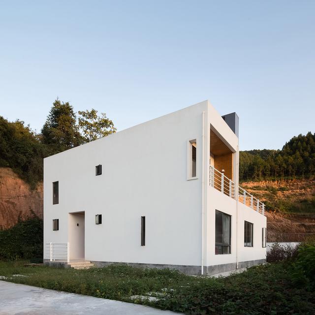 農(nóng)村建房也能建成這樣的白色別墅，設(shè)計(jì)也太新穎了吧！