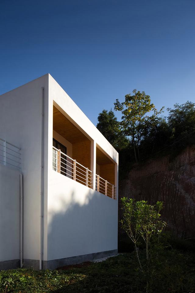 農(nóng)村建房也能建成這樣的白色別墅，設(shè)計(jì)也太新穎了吧！