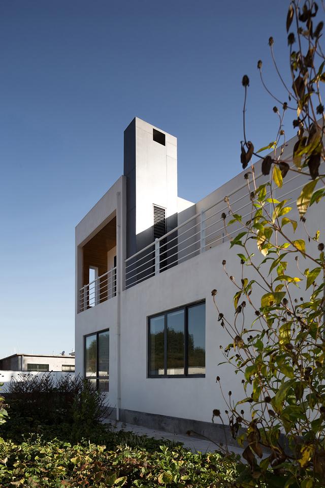 農(nóng)村建房也能建成這樣的白色別墅，設(shè)計(jì)也太新穎了吧！