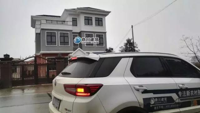 26萬以內(nèi)三層別墅設(shè)計圖，帶車庫和開放式廚房設(shè)計，實拍效果沉穩(wěn)大氣。