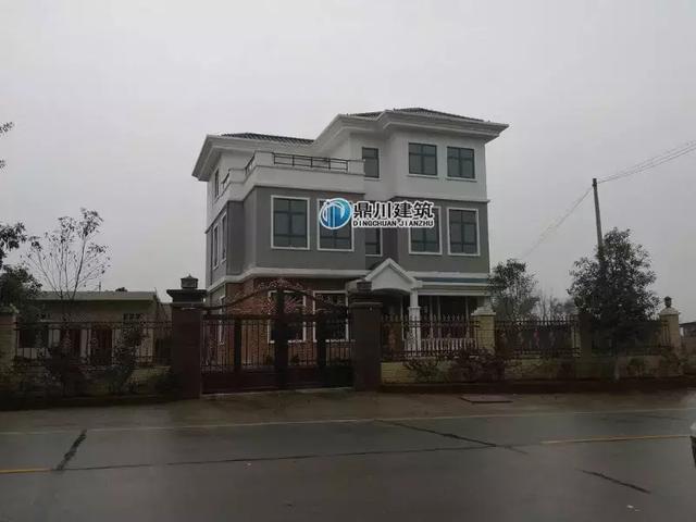 26萬以內(nèi)三層別墅設(shè)計圖，帶車庫和開放式廚房設(shè)計，實拍效果沉穩(wěn)大氣。