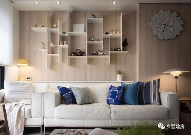 造價(jià)經(jīng)濟(jì)，施工簡單的二層小別墅戶型，屋頂錯落有致，十分有韻味，實(shí)在是農(nóng)村建房上上之選！