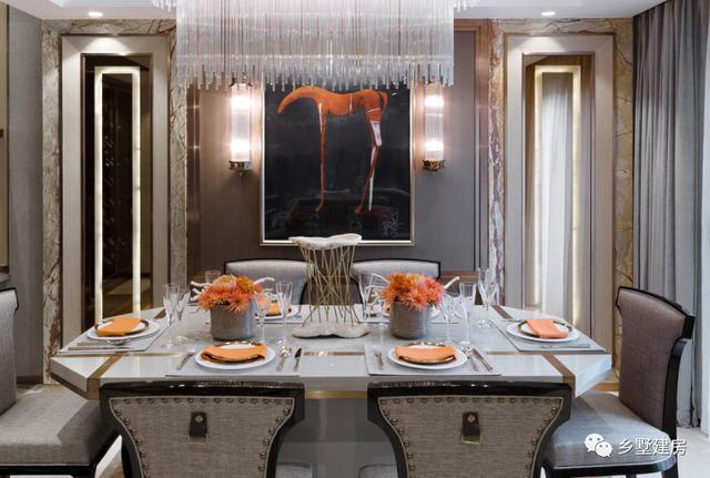 帶半地下室的三層豪華別墅，帶音樂室+健身房+酒窖，很多路人經(jīng)過也都會(huì)停下駐足觀賞，