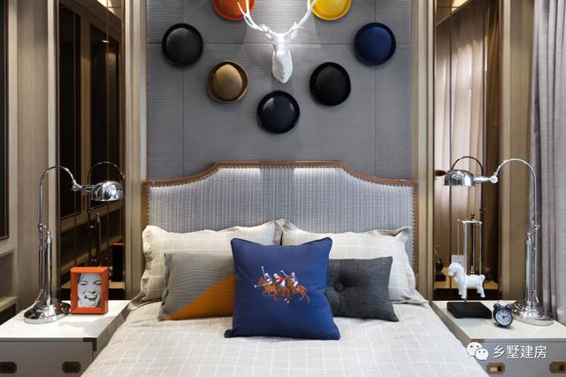 帶半地下室的三層豪華別墅，帶音樂室+健身房+酒窖，很多路人經(jīng)過也都會(huì)停下駐足觀賞，