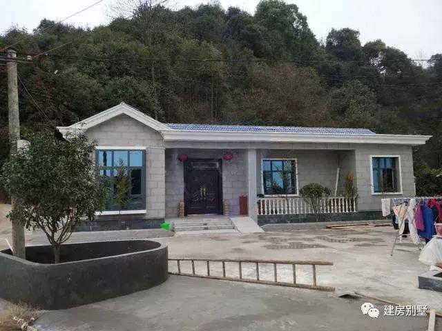 兩款尺寸布局不同，但外觀類似的一層別墅設(shè)計圖，都是經(jīng)典實用的戶型