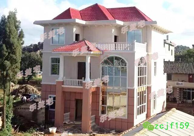 150平米農(nóng)村三層自建房案例圖及別墅全套設(shè)計(jì)圖，經(jīng)典的紅白顏色外墻，激情與平淡相互調(diào)和，美麗時(shí)尚的外觀。