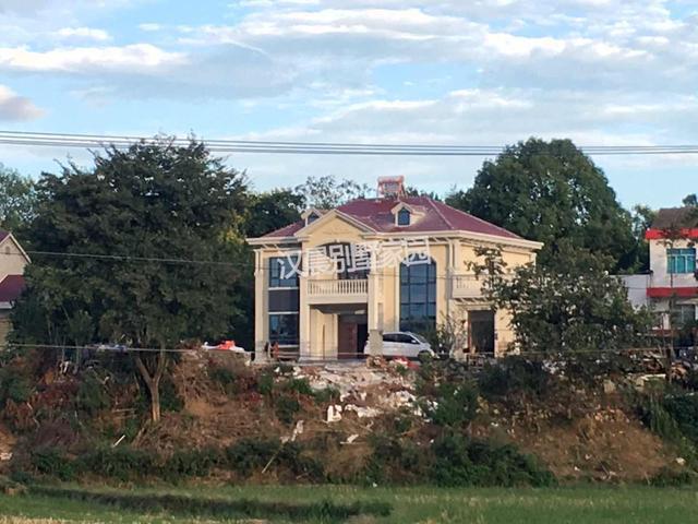 這棟實(shí)力派的農(nóng)村二層別墅占地206平，絕對(duì)會(huì)閃耀全村