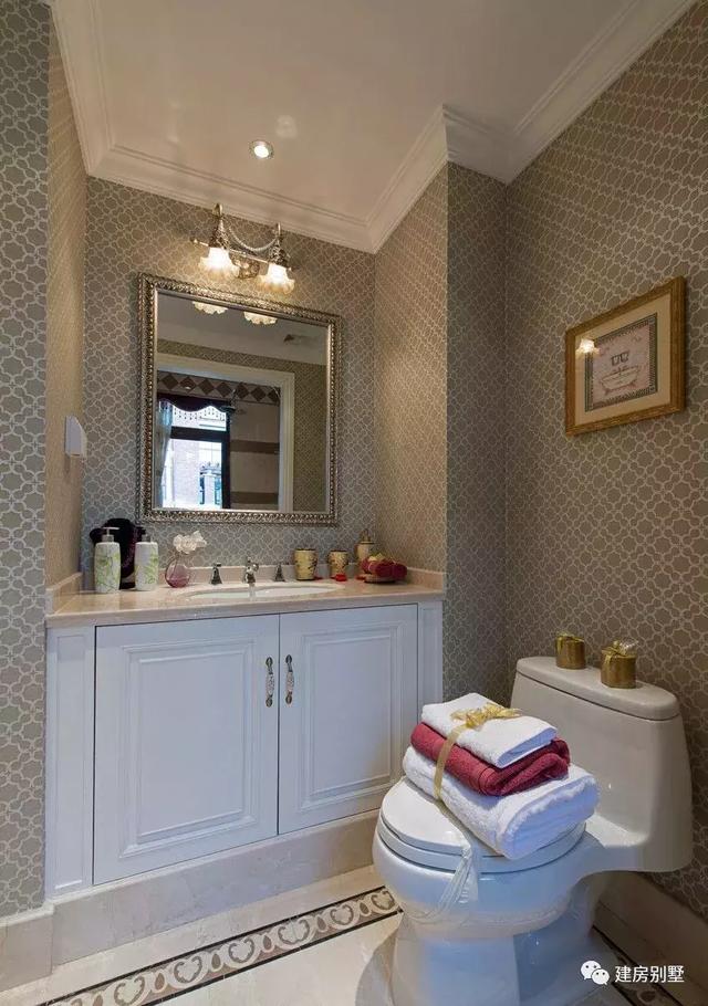 四開間設(shè)計(jì)的三層雙拼別墅設(shè)計(jì)圖，兩戶家庭都有各自的獨(dú)立生活區(qū)域，又能保持一定的聯(lián)系性