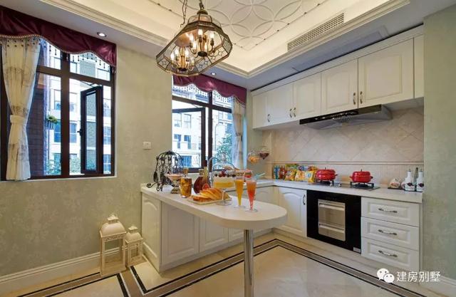 四開間設(shè)計(jì)的三層雙拼別墅設(shè)計(jì)圖，兩戶家庭都有各自的獨(dú)立生活區(qū)域，又能保持一定的聯(lián)系性