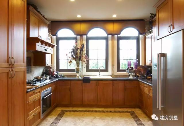 農(nóng)村簡歐式風(fēng)格別墅設(shè)計(jì)圖，客廳挑空，施工難度不大、造價(jià)不算太高