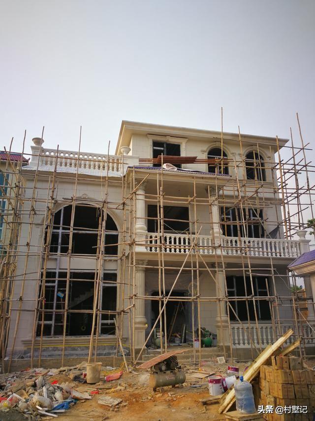 湖南兩兄弟合建3層歐式別墅設(shè)計圖，建了漂亮的別墅，惹全村人羨慕