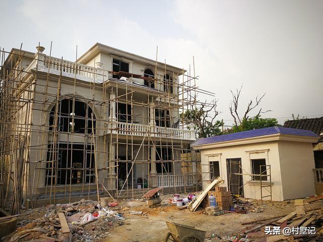 湖南兩兄弟合建3層歐式別墅設(shè)計圖，建了漂亮的別墅，惹全村人羨慕