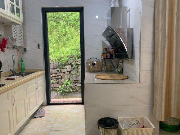 80萬回老家建兩層小別墅含內(nèi)部裝修，鄰居看完都說很實(shí)用