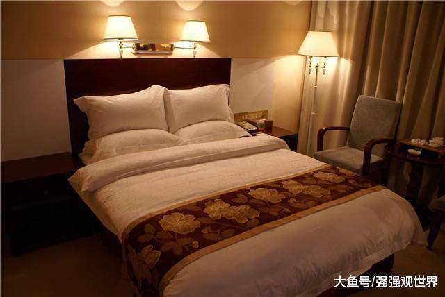 為什么酒店的單人床要放兩個枕頭? 多余的枕頭用來做什么?