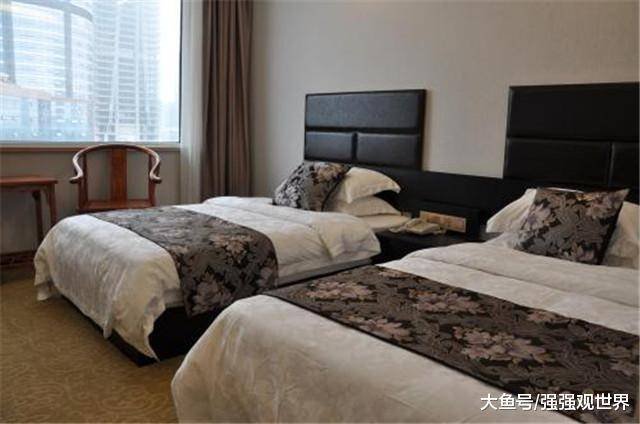 為什么酒店的單人床要放兩個枕頭? 多余的枕頭用來做什么?